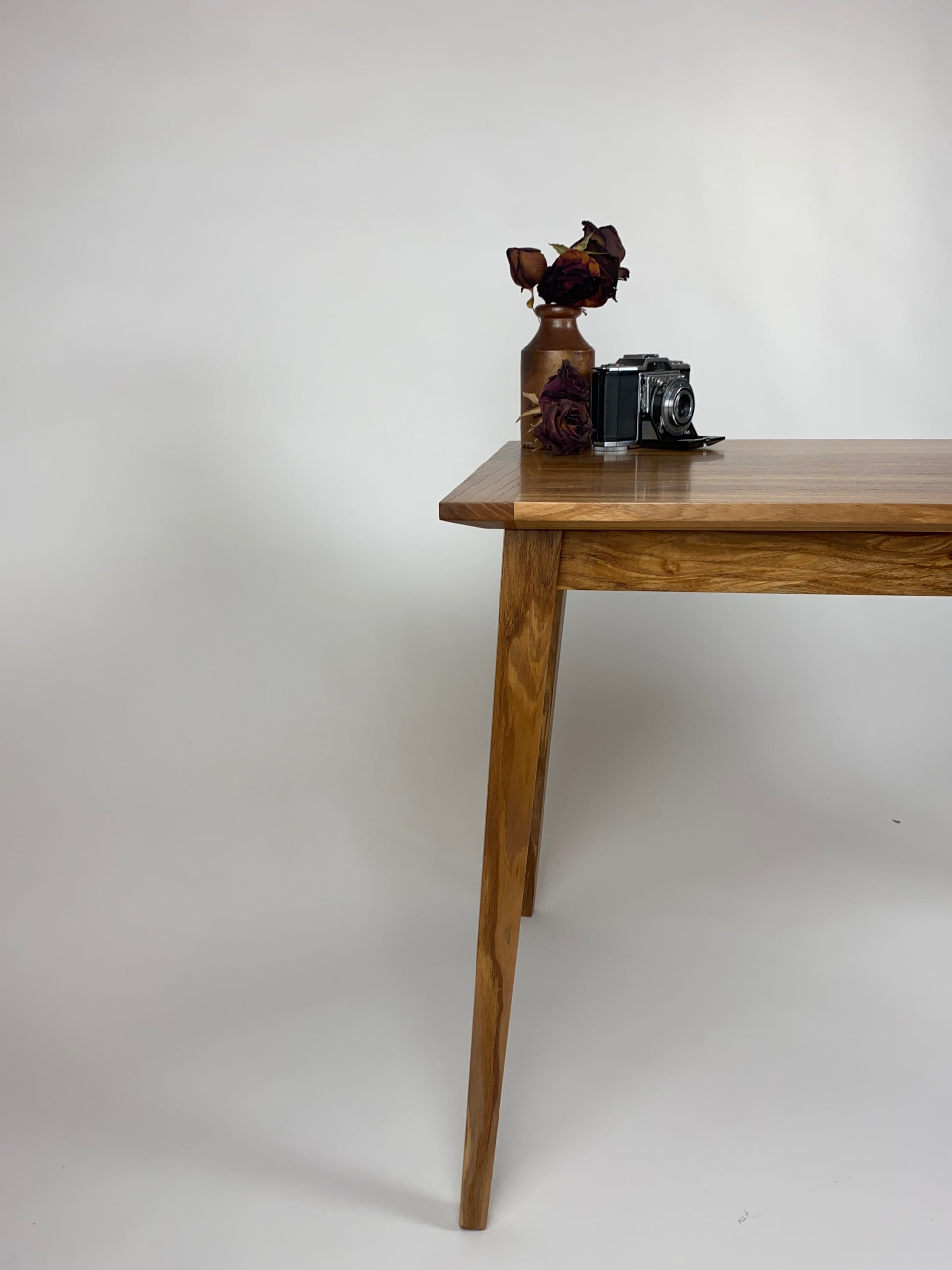 Górski design | detale stolika kawowego wykonanego z drewna jesionowego