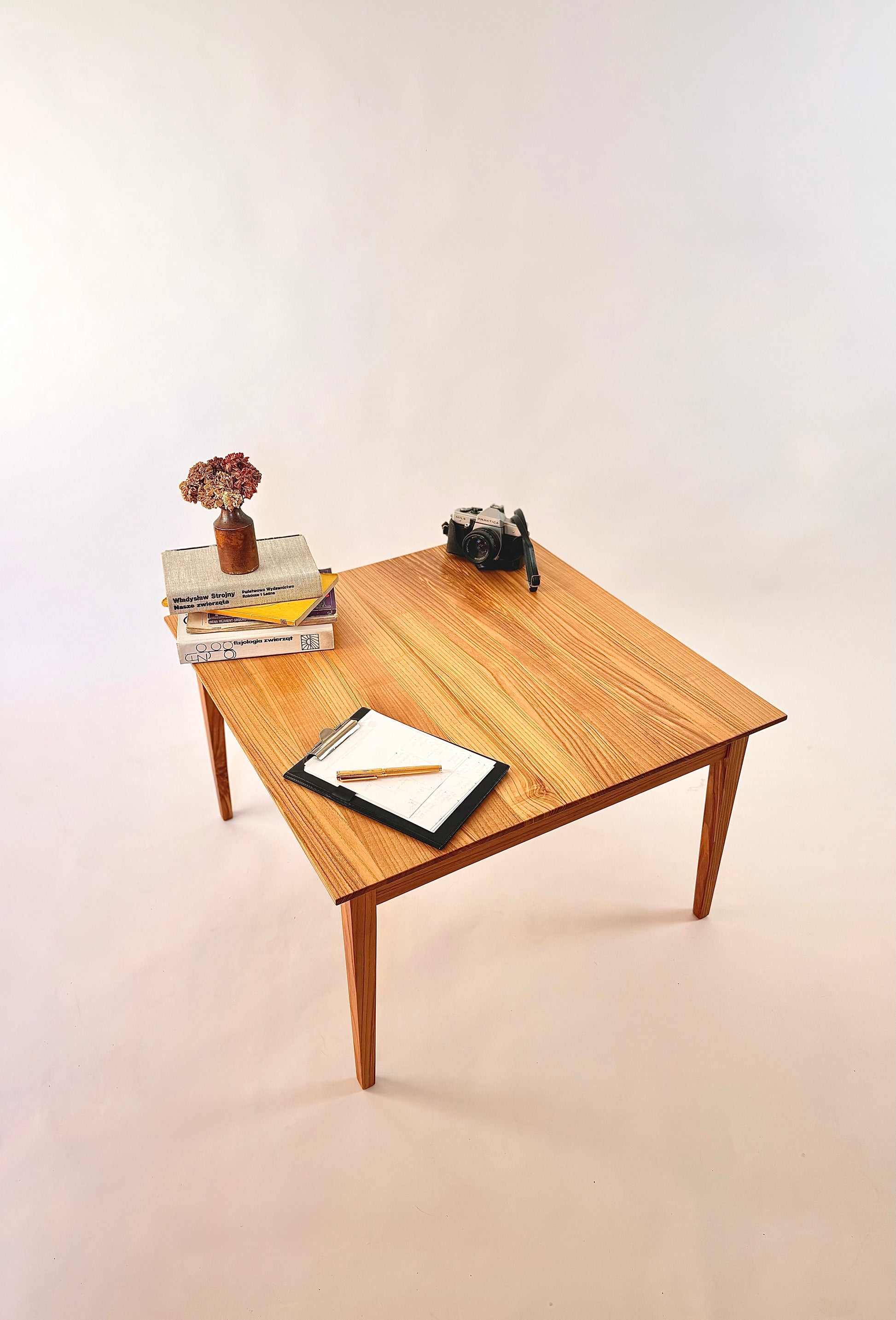 Kwadratowy stolik do salonu z litego drewna jesionowego 70x70 cm – widok na bryłę mebla