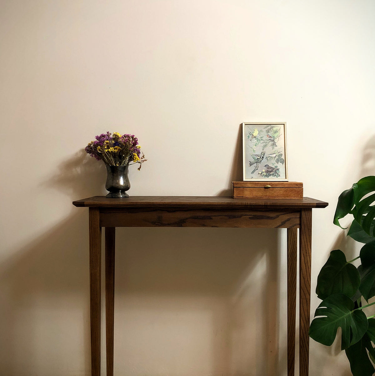 Wąska konsola dębowa 90x30 cm do przedpokoju lub salonu – aranżacja